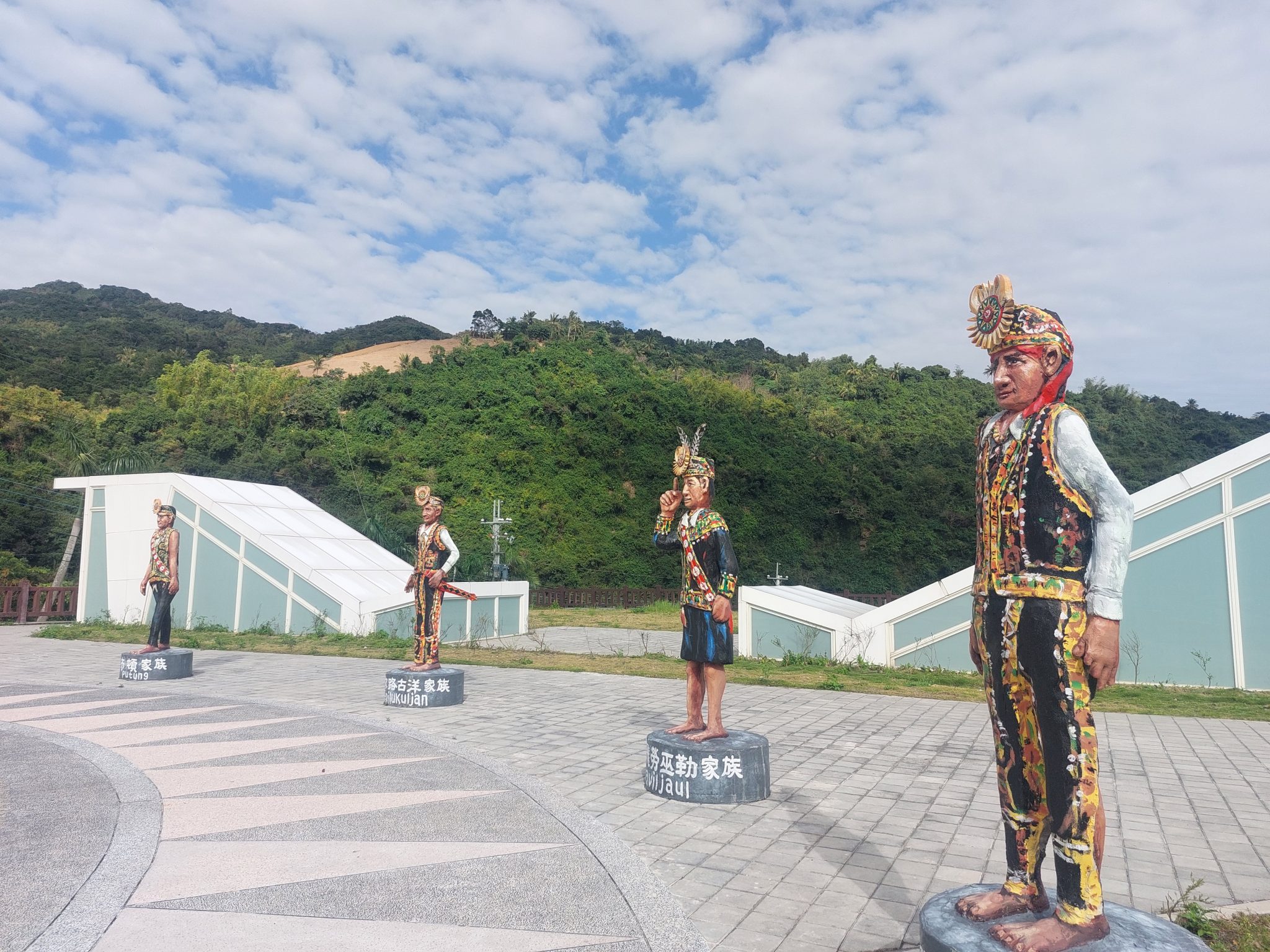 嘉蘭部落八大頭目家族的木製雕刻
